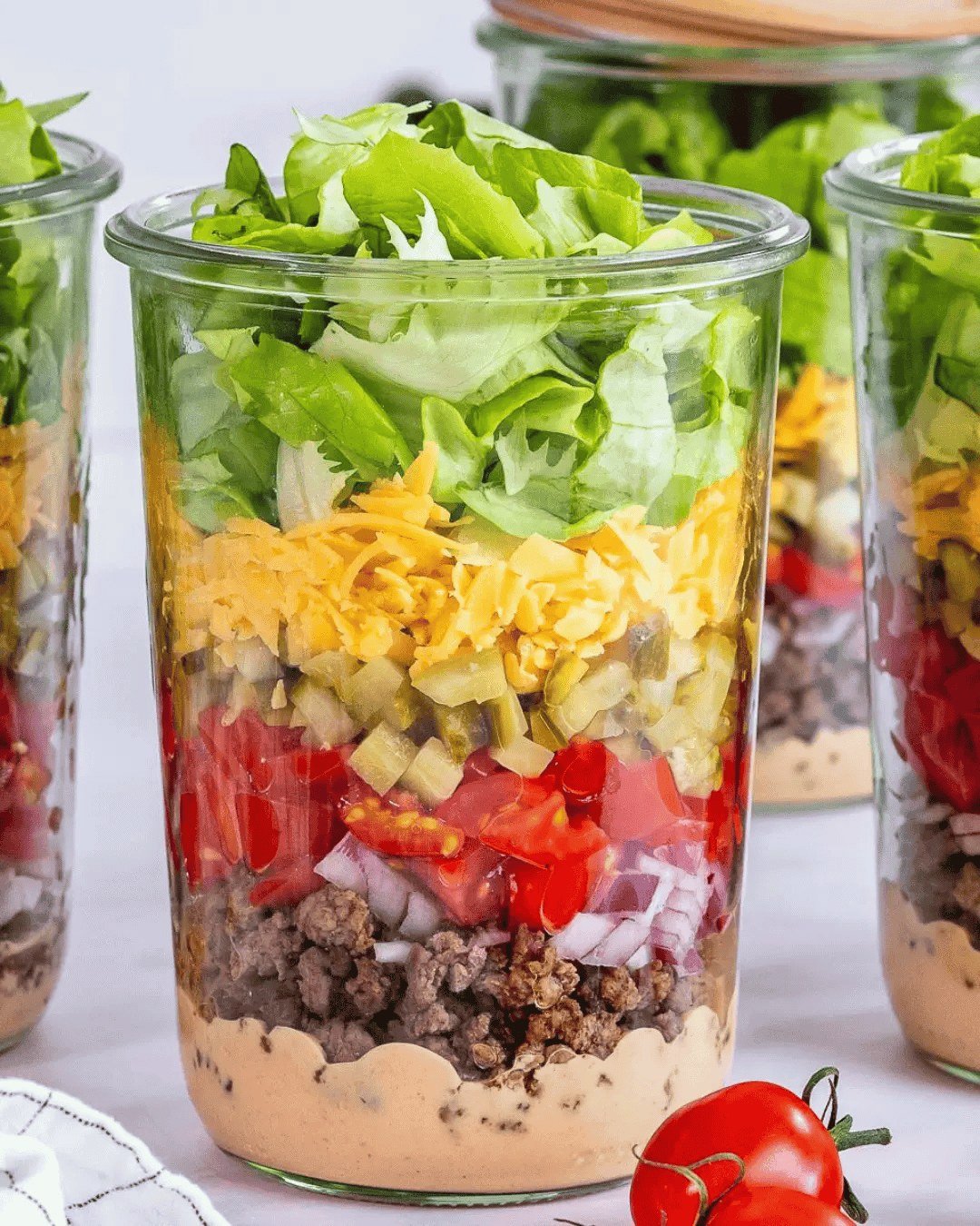 Salada colorida montada em camadas dentro de um pote de vidro